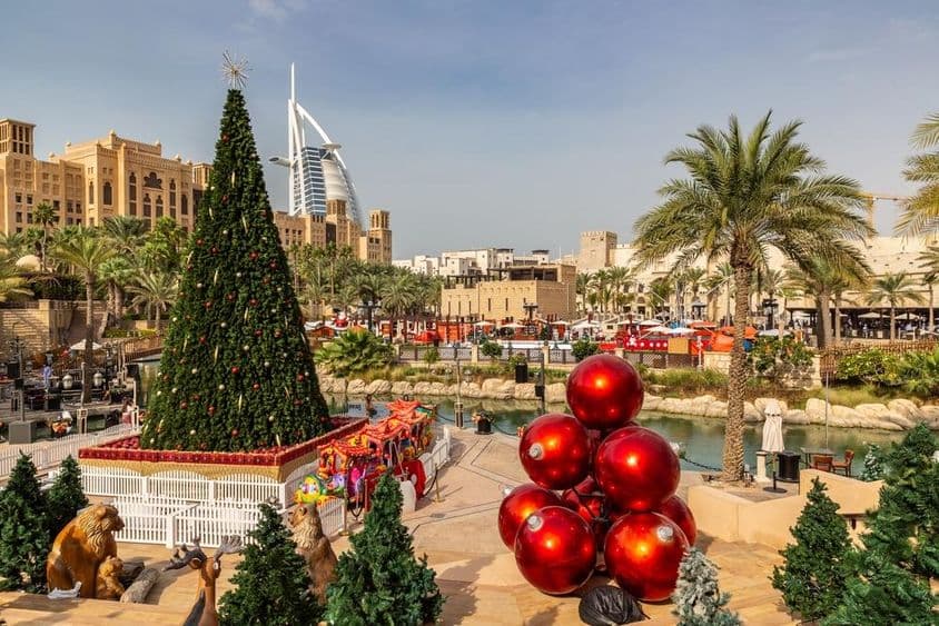 Vista del hotel Burj Al Arab desde Madinat Jumeirah con un árbol de Navidad en Dubái.