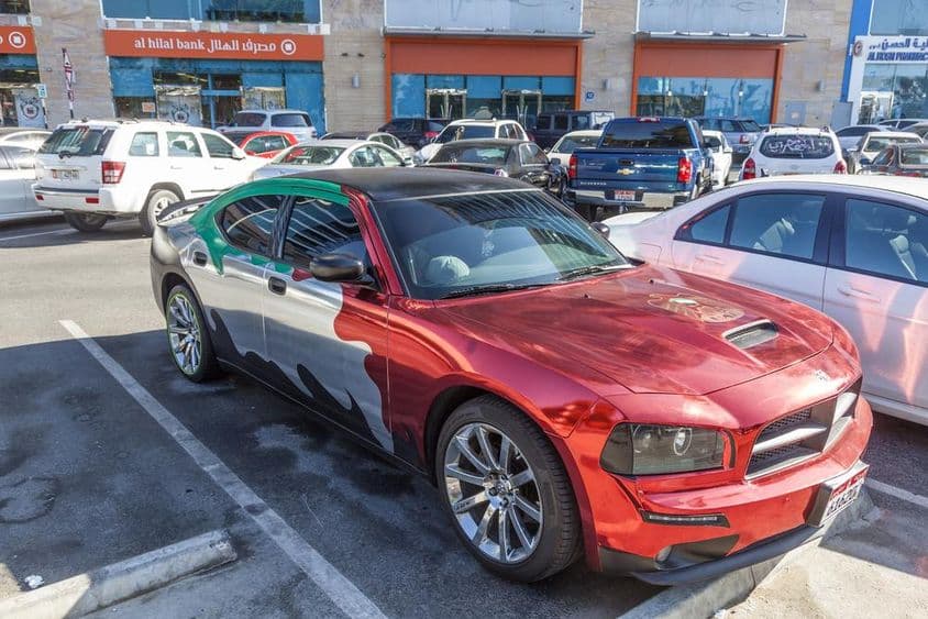 Dodge Charger decorado con los colores nacionales de los Emiratos Árabes Unidos.