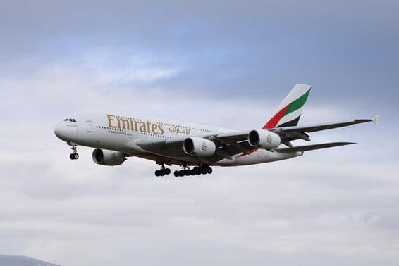 Avión Airbus 380-800 de Emirates acercándose a la pista para aterrizar.