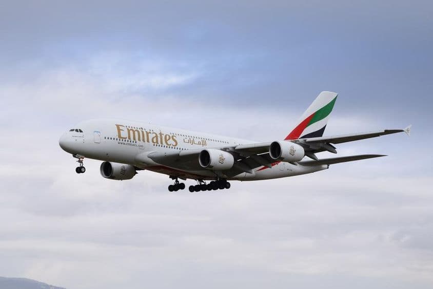 Avión Airbus 380-800 de Emirates acercándose a la pista para aterrizar.