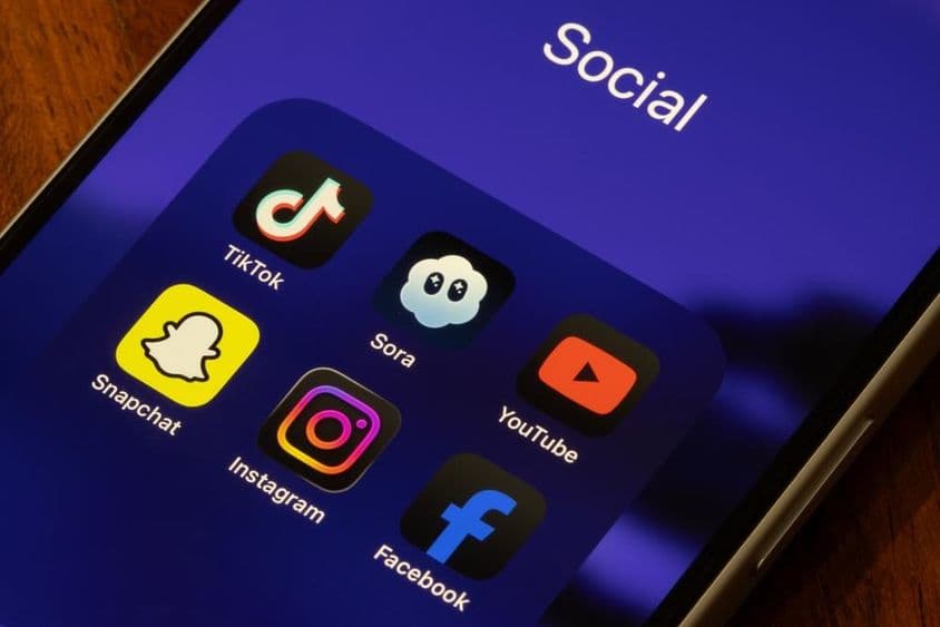 TikTok, Sora, YouTube, Snapchat, Instagram en la pantalla de un iPhone.