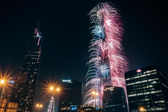 Fuegos artificiales espectaculares de Nochevieja en el Burj Khalifa, el edificio más alto del mundo.
