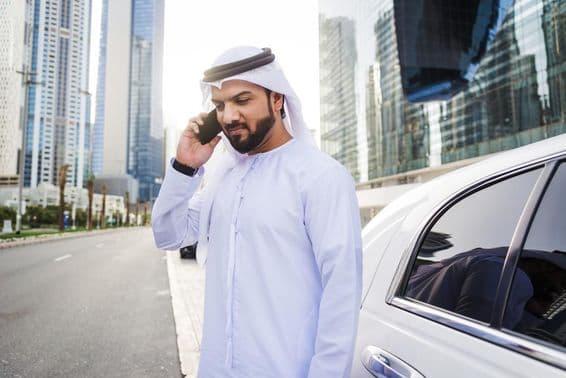 Empresario árabe vistiendo kandura - Ropa tradicional masculina emiratí.