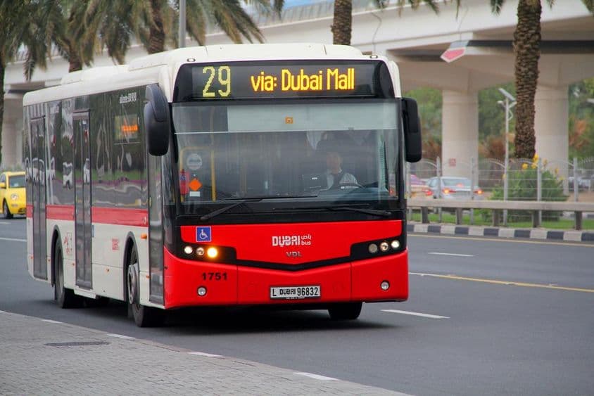 Autobús de Dubái viajando desde la estación Zabeel hacia el Dubai Mall.