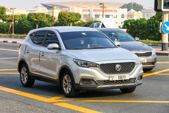 Pequeño SUV crossover MG en una calle urbana.