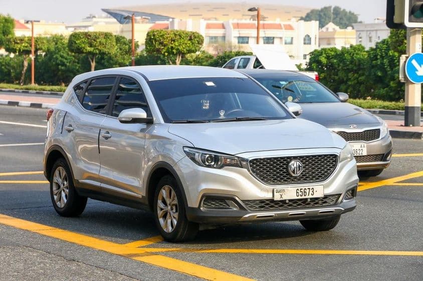 Pequeño SUV crossover MG en una calle urbana.