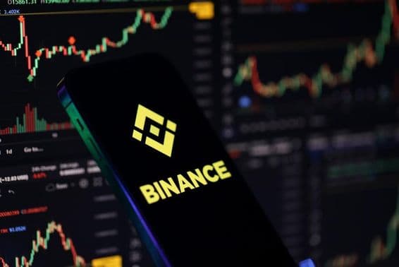 Logotipo de Binance en la pantalla de un iPhone.