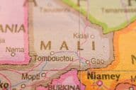 Mali en un colorido mapa político geográfico mundial.