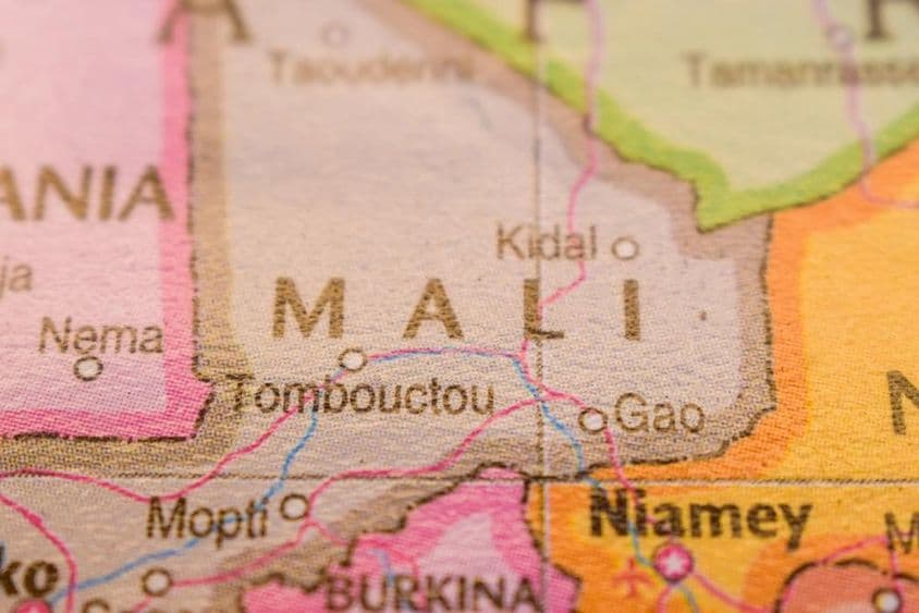 Mali en un colorido mapa político geográfico mundial.