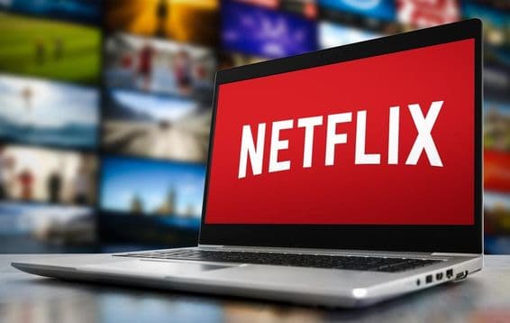 Netflix transmitiendo en la pantalla de una computadora portátil.
