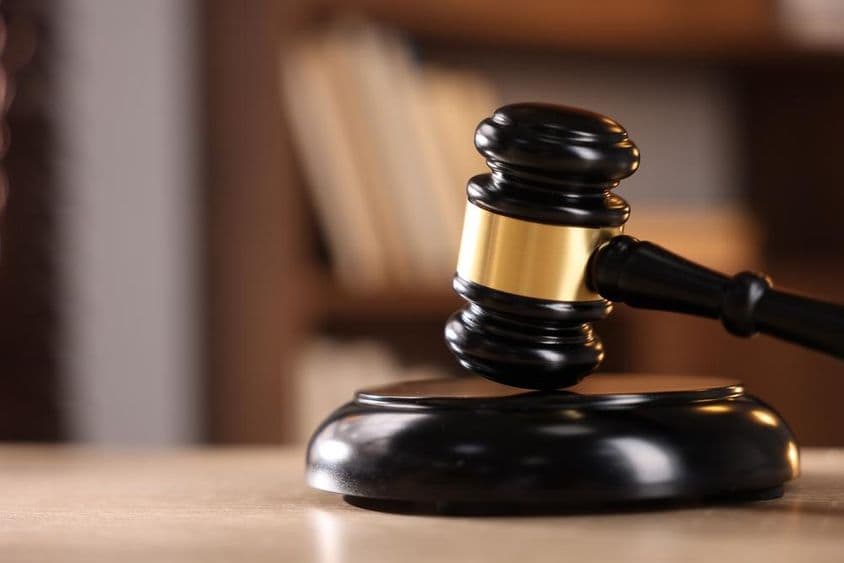 Mazo de juez sobre un escritorio de madera.