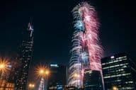 Espectaculares fuegos artificiales de Año Nuevo en el Burj Khalifa, el edificio más alto del mundo.