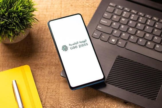 Logotipo de UAE Pass en la pantalla de un teléfono.