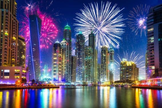 Fuegos artificiales de Año Nuevo en Dubái, Emiratos Árabes Unidos.