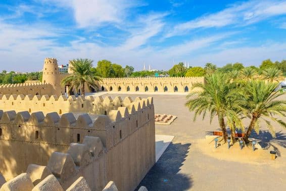 Vista desde el patio del histórico Fuerte Al Jahili en Al Ain, Abu Dhabi.
