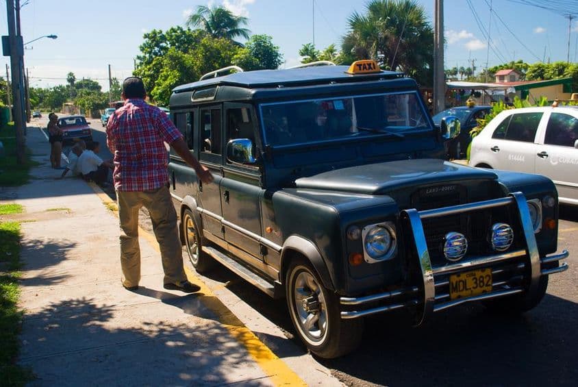 Taxi Land Rover Defender.