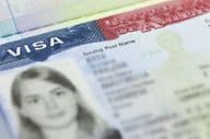 La visa estadounidense en una página de pasaporte.