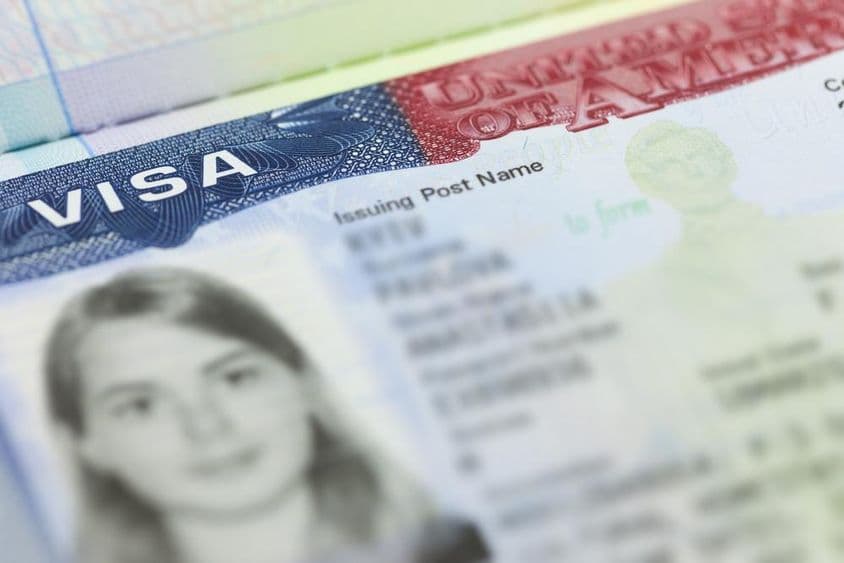 La visa estadounidense en una página de pasaporte.