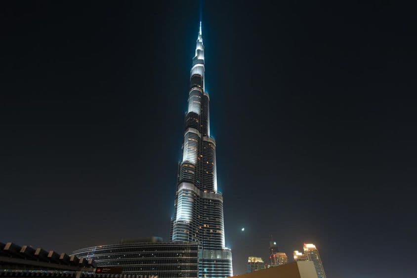 Burj Khalifa, brillando contra el cielo nocturno.