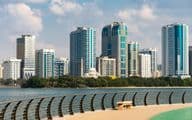 Horizonte de la ciudad de Sharjah en Emiratos Árabes Unidos.
