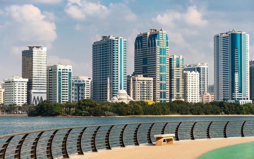 Horizonte de la ciudad de Sharjah en Emiratos Árabes Unidos.