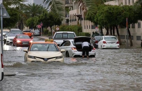 Las aguas de inundación inundan una calle en Dubái durante fuertes lluvias.