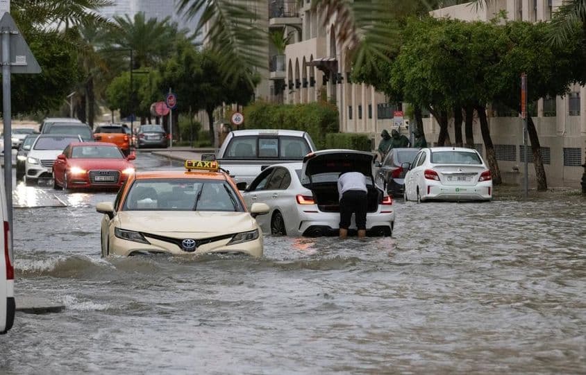 Las aguas de inundación inundan una calle en Dubái durante fuertes lluvias.