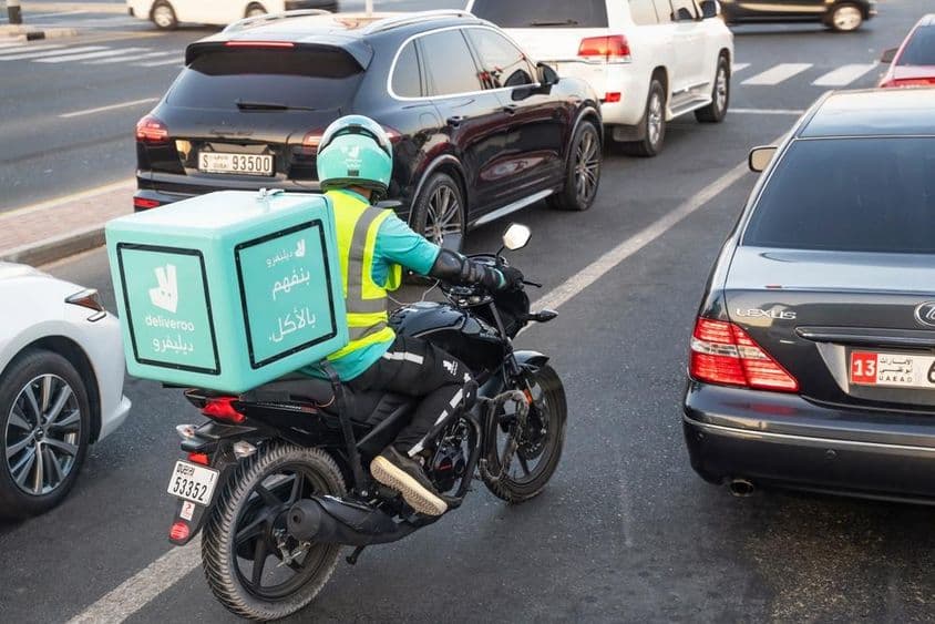 Este es un servicio de entrega de comidas que lleva alimentos a tu hogar usando una aplicación de smartphone.