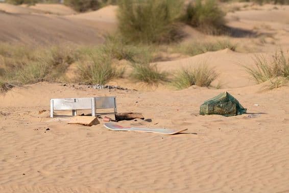 Metal, plástico y otros desechos dejados por personas contaminan el entorno desértico en Dubái.