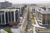 Dubai Hills Estate: Edificios y Hills Park con carreteras.