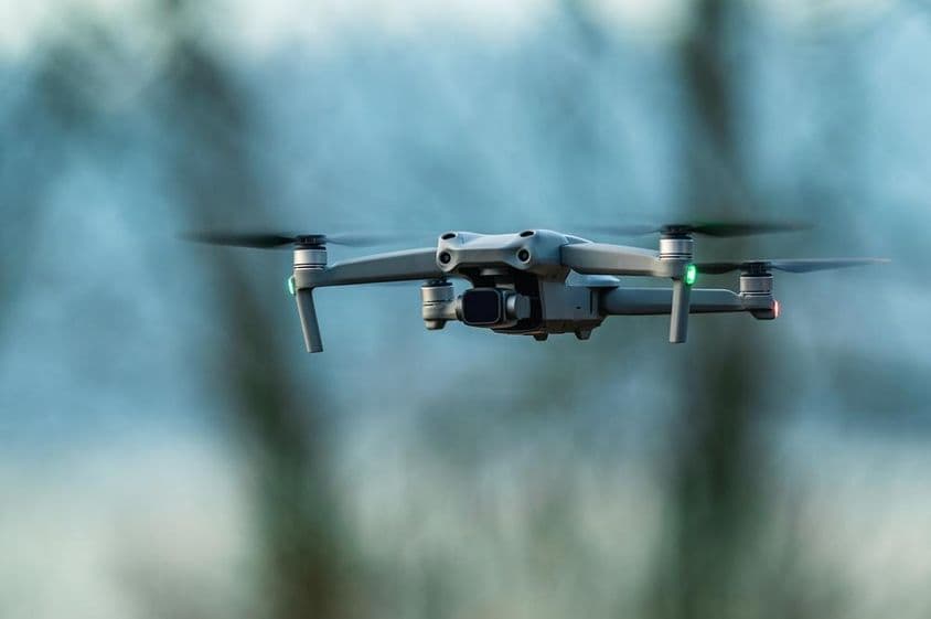 Dron volando sobre un área.