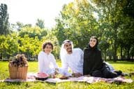Una familia emiratí disfrutando de su tiempo en el parque.