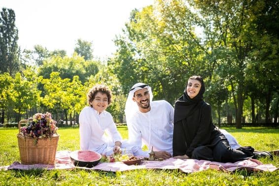 Una familia emiratí disfrutando de su tiempo en el parque.