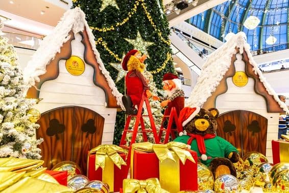 Árbol de Navidad en el Mall de los Emiratos en Dubái.