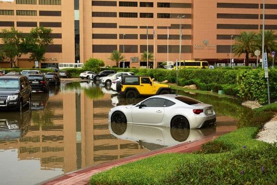 Coches en un estacionamiento empapado por la lluvia en Dubái.
