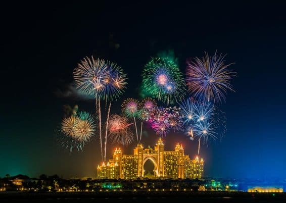 Fuegos artificiales de Año Nuevo cerca del Atlantis Hotel en Dubái.