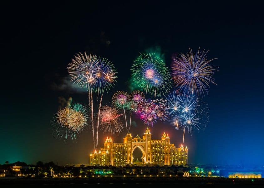 Fuegos artificiales de Año Nuevo cerca del Atlantis Hotel en Dubái.