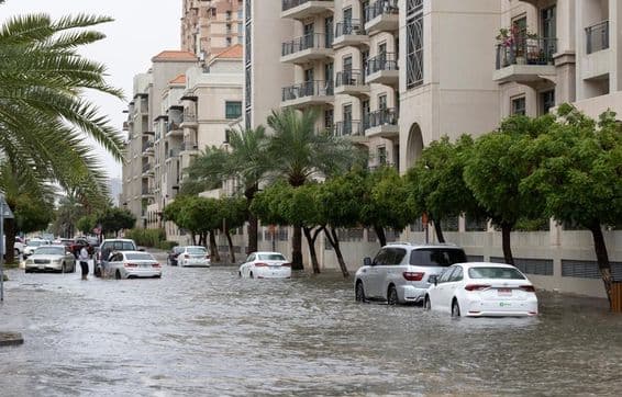 Calles de una comunidad residencial en Dubái durante una lluvia intensa.