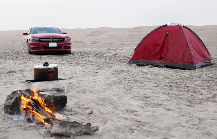 Vista matutina de un campamento en los lagos de sal del desierto de Liwa.