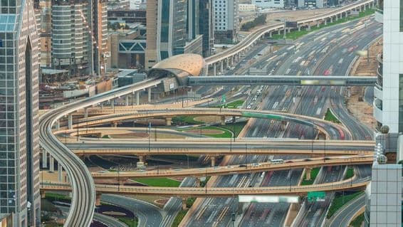 Sheikh Zayed Road en el centro de Dubái.