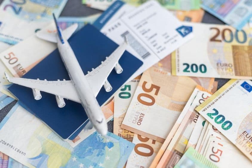 Precios de boletos de avión, billetes de euro.