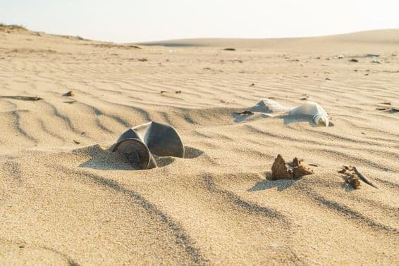 Lata de bebida oxidada en el desierto de arena.