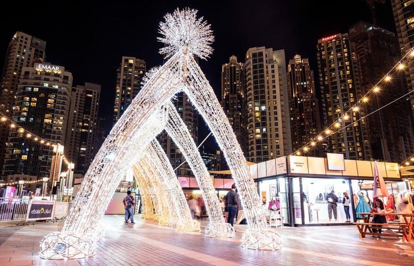 Decoraciones bellamente iluminadas para el festival de compras de Dubái.