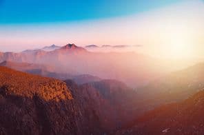 Vista de la majestuosa montaña Jebel Jais en Ras Al Khaimah.