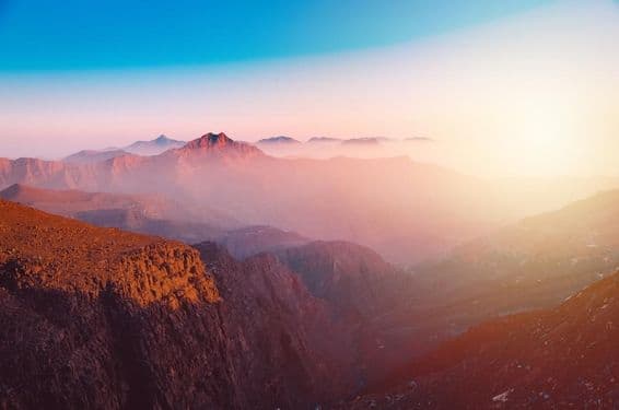 Vista de la majestuosa montaña Jebel Jais en Ras Al Khaimah.