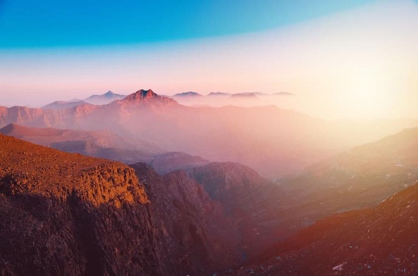 Vista de la majestuosa montaña Jebel Jais en Ras Al Khaimah.