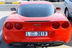 Vista trasera de un Chevrolet Corvette rojo.