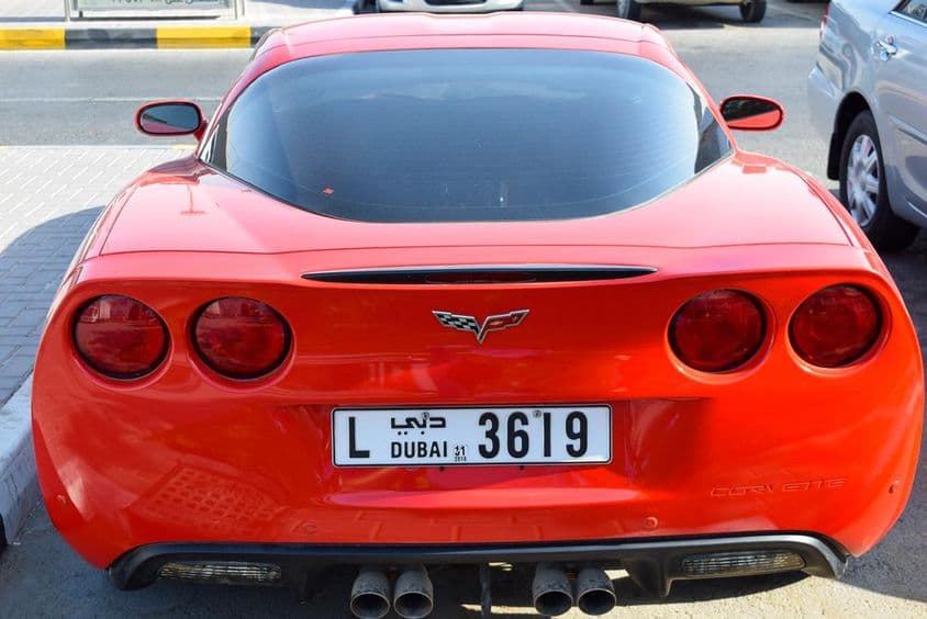 Vista trasera de un Chevrolet Corvette rojo.