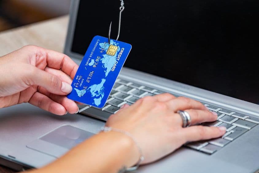 Estafa de phishing con una tarjeta de crédito.
