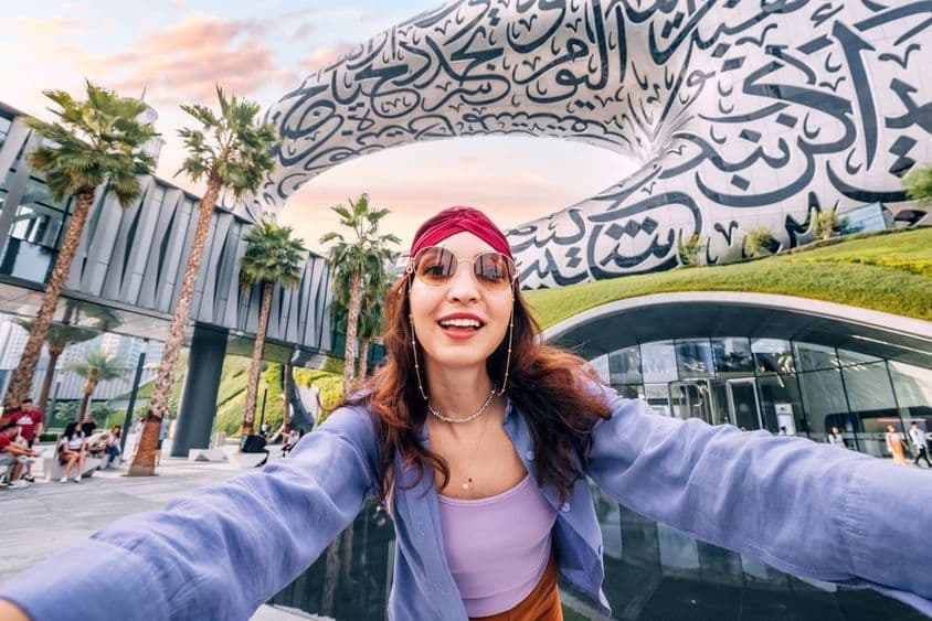 Joven turista feliz haciéndose selfies para su blog de viajes.